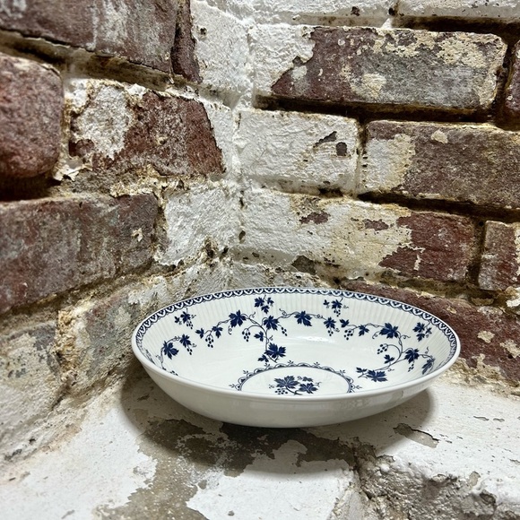 Royal Doulton English Translucent China Bowl with grapevine design. - Picture 4 of 7